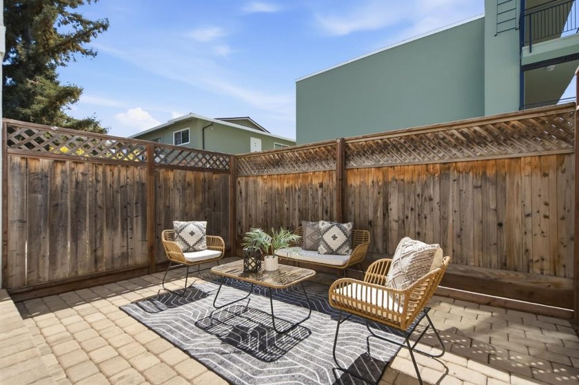 Rare opportunity to own a beautifully remodeled townhouse-style - photo 32