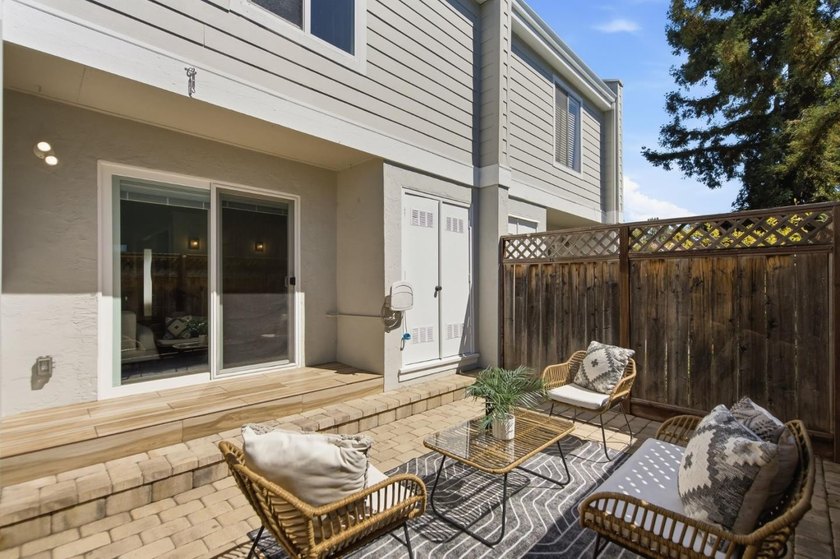 Rare opportunity to own a beautifully remodeled townhouse-style - photo 33