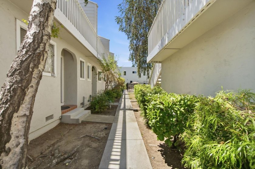 Rare opportunity to own a beautifully remodeled townhouse-style - photo 34
