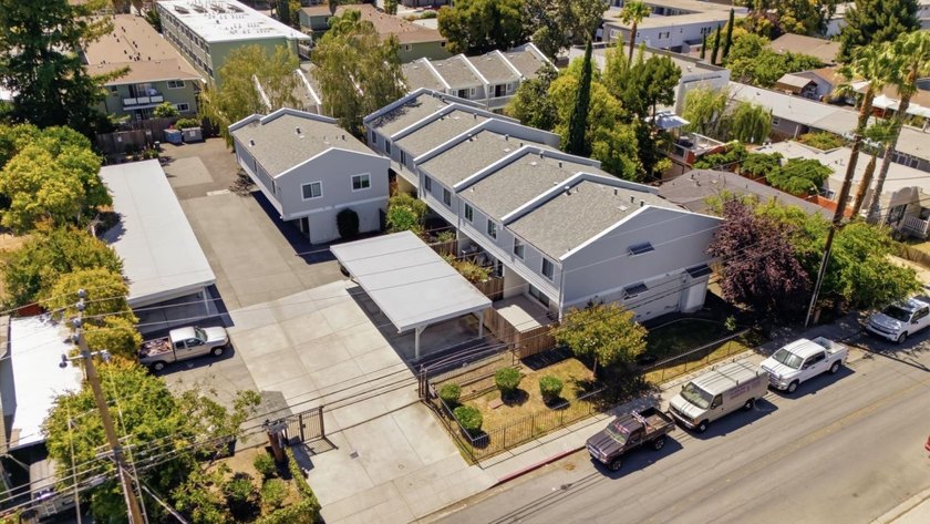 Rare opportunity to own a beautifully remodeled townhouse-style - photo 38