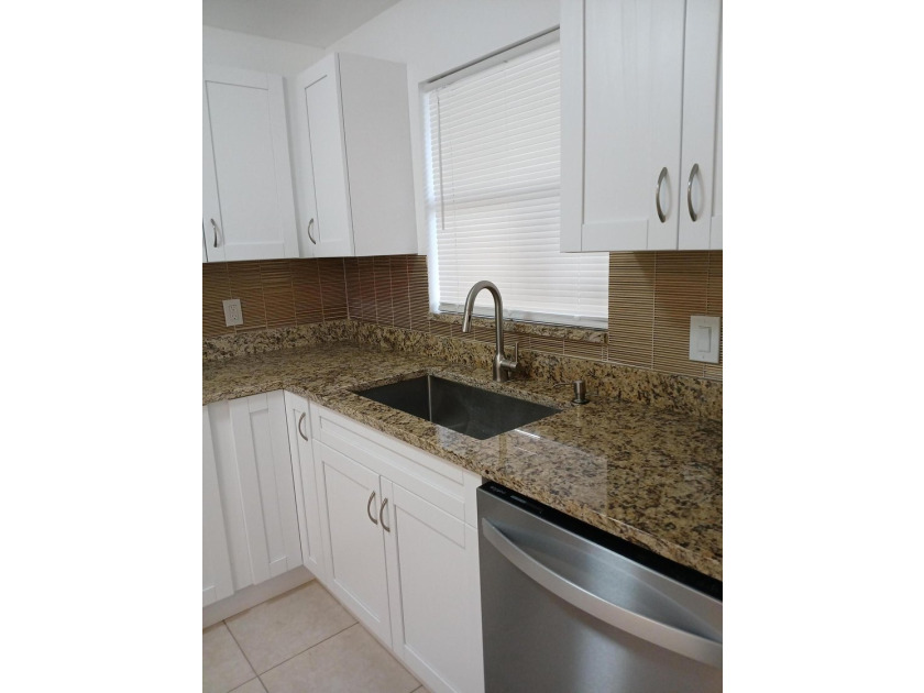 Water and cable included. Beautifully renovated penthouse end - photo 4