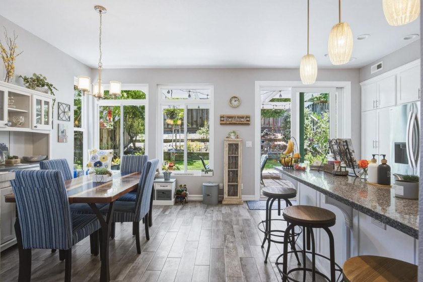 Welcome to this beautifully updated 3-bedroom, 2.5-bathroom home - photo 6