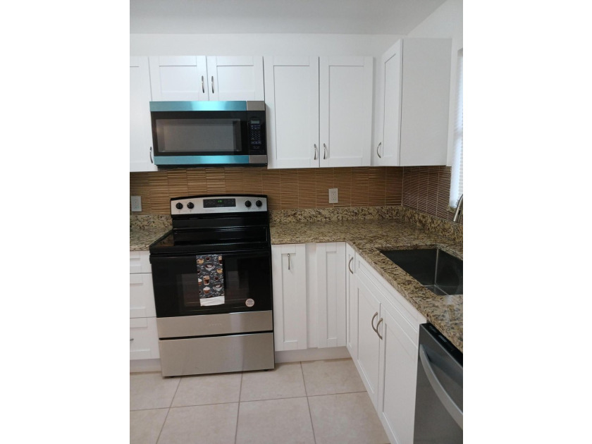Water and cable included. Beautifully renovated penthouse end - photo 8