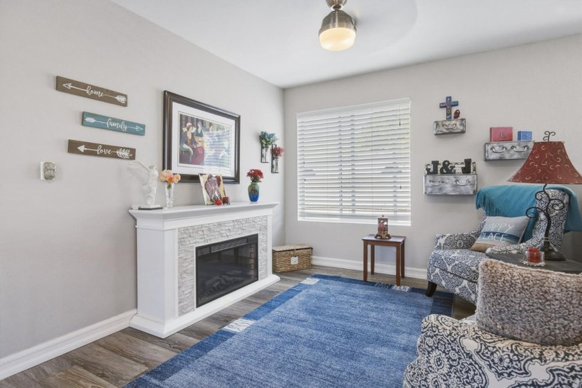 Welcome to this beautifully updated 3-bedroom, 2.5-bathroom home - photo 10