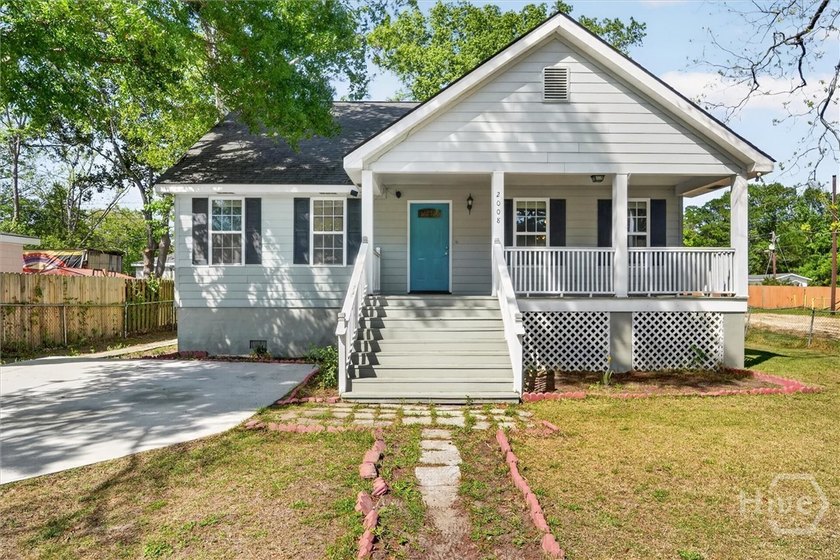 Distinctive 3BR/2BA home with a welcoming front porch, spacious - photo 3