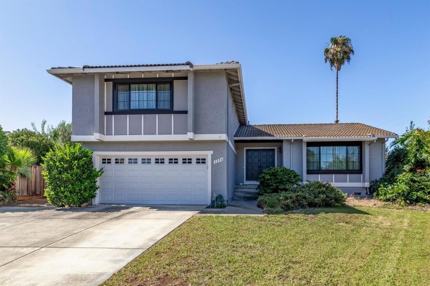 This 4 bedroom 2.5 bath Cambrian home enjoys many upgrades on - photo 2