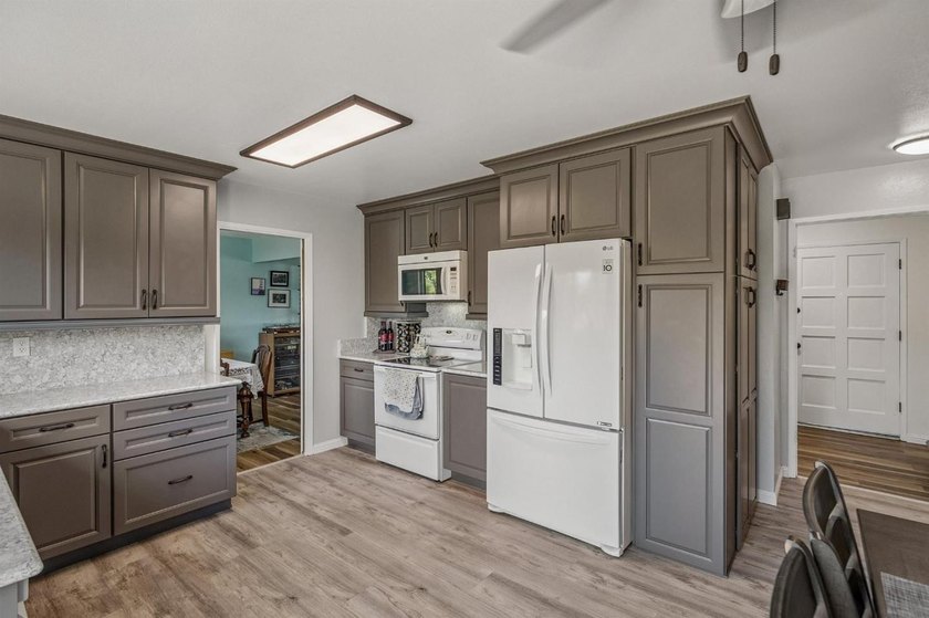 This 4 bedroom 2.5 bath Cambrian home enjoys many upgrades on - photo 9