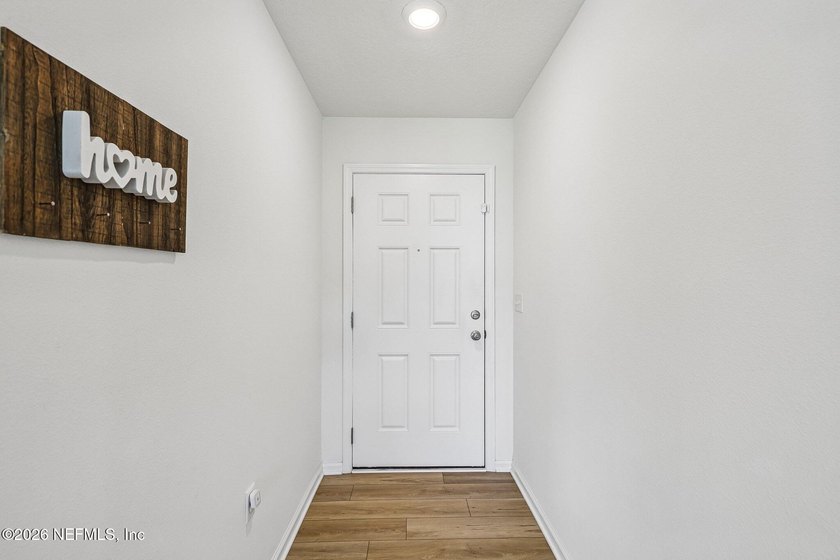 Bright and inviting 3-bedroom, 2-bath home on a spacious corner - photo 5