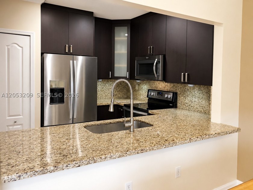 Beautifully maintained 3-bedroom, 2.5-bath townhome in the - photo 3