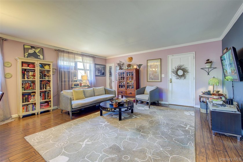 Welcome to this delightful 2-bedroom, 1-bath Upper-level corner - photo 3