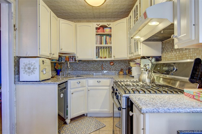 Welcome to this delightful 2-bedroom, 1-bath Upper-level corner - photo 9