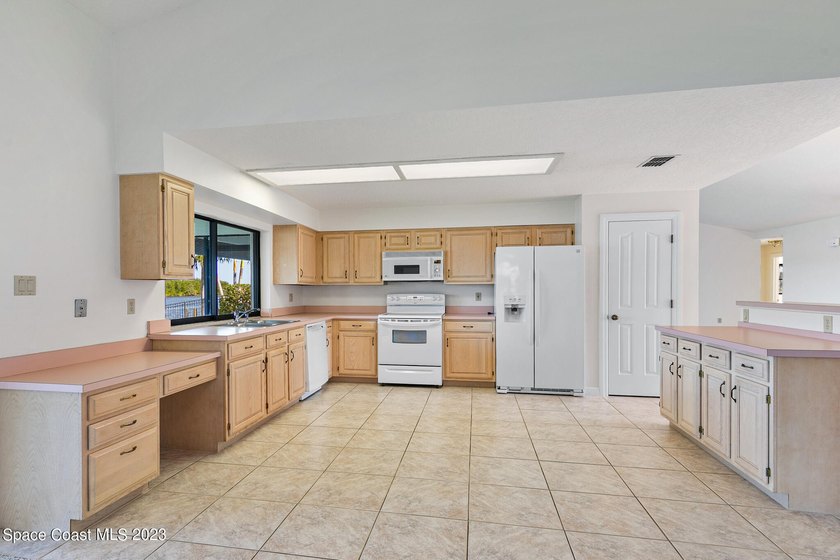 Here's your Chance of a lifetime to own a waterfront home - photo 26