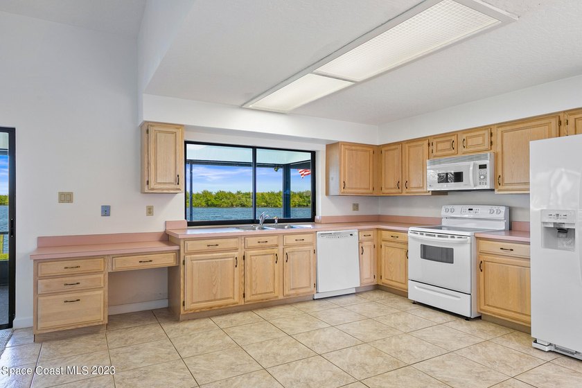 Here's your Chance of a lifetime to own a waterfront home - photo 27