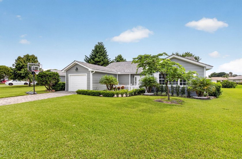 THIS BEAUTIFUL UPDATED 3 BEDROOM 2 BATH VILLA IS READY FOR A NEW - photo 2