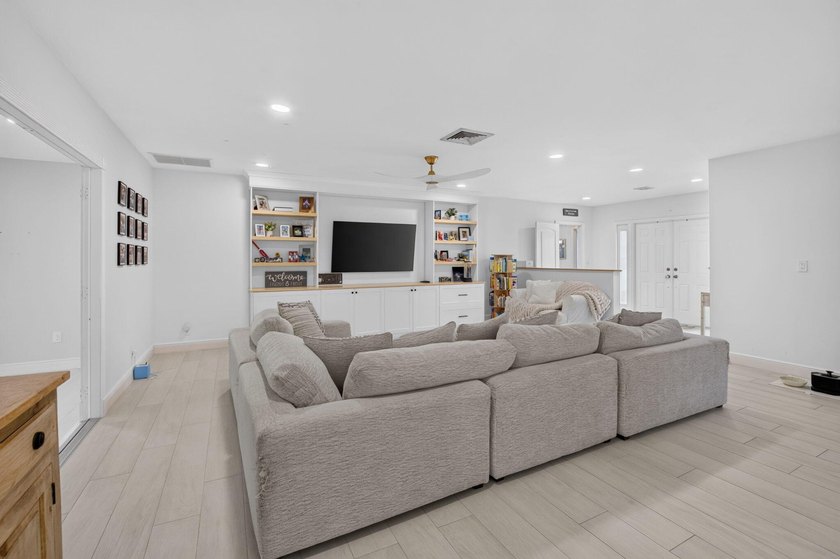 THIS BEAUTIFUL UPDATED 3 BEDROOM 2 BATH VILLA IS READY FOR A NEW - photo 10