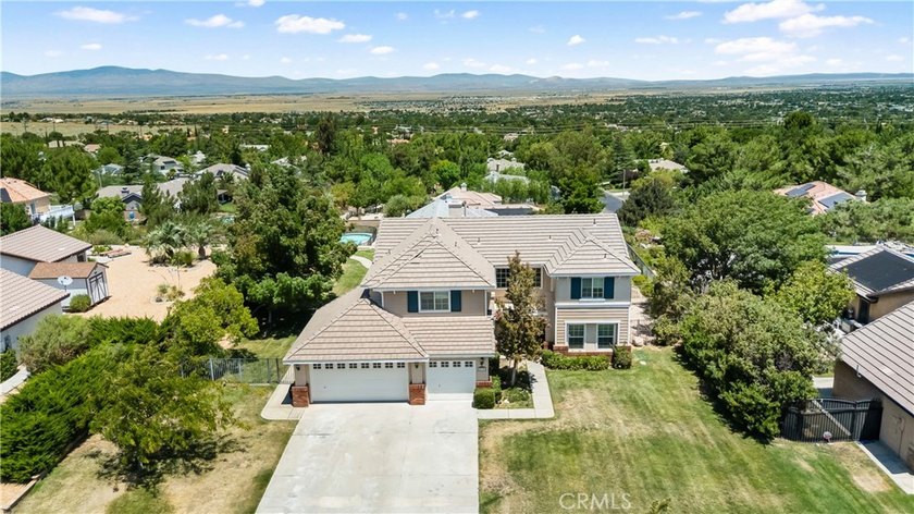 Welcome to 5739 Avenida Entrada, a spacious 5-bedroom - photo 48