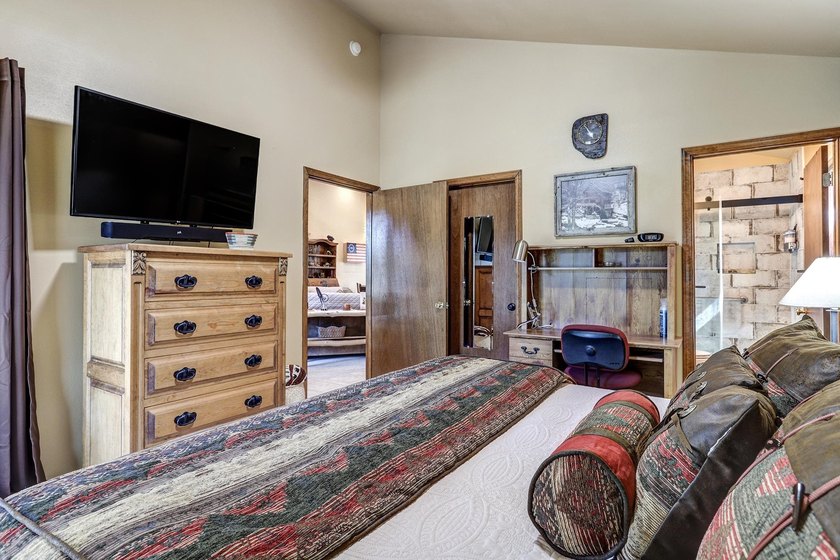 This lovely, well-maintained home is convenient to everything! - photo 12