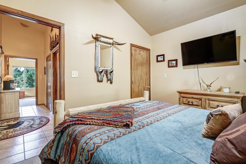 This lovely, well-maintained home is convenient to everything! - photo 17
