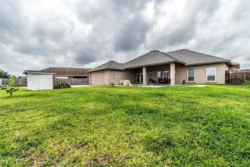 Beautiful stucco and stone home nestled in a quiet cul-de-sac - photo 40