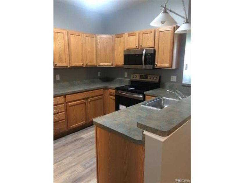 Welcome home to this beautifully maintained first-floor ranch - photo 3