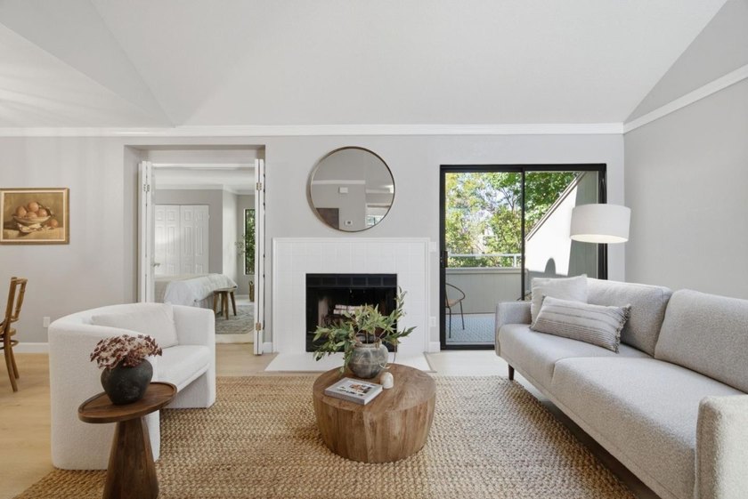 A bright top-floor retreat in the heart of Hamilton Place, this - photo 2