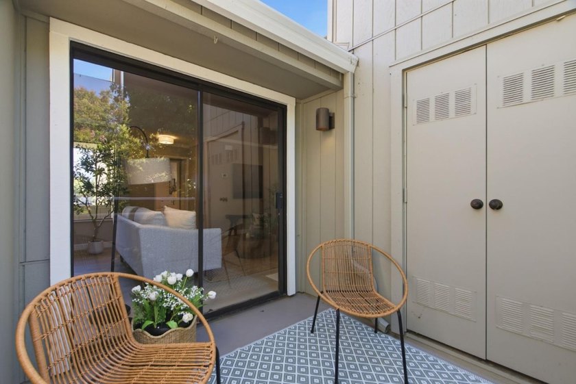 A bright top-floor retreat in the heart of Hamilton Place, this - photo 4