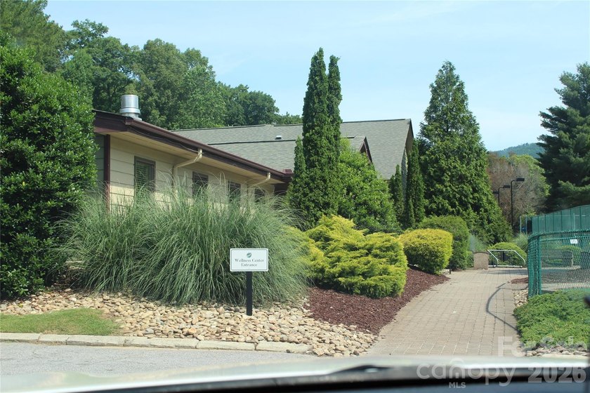 LOCATION &amp; MOUNTAIN VIEWS! GREAT UP-CLOSE VIEWS of YOUNG's - photo 17