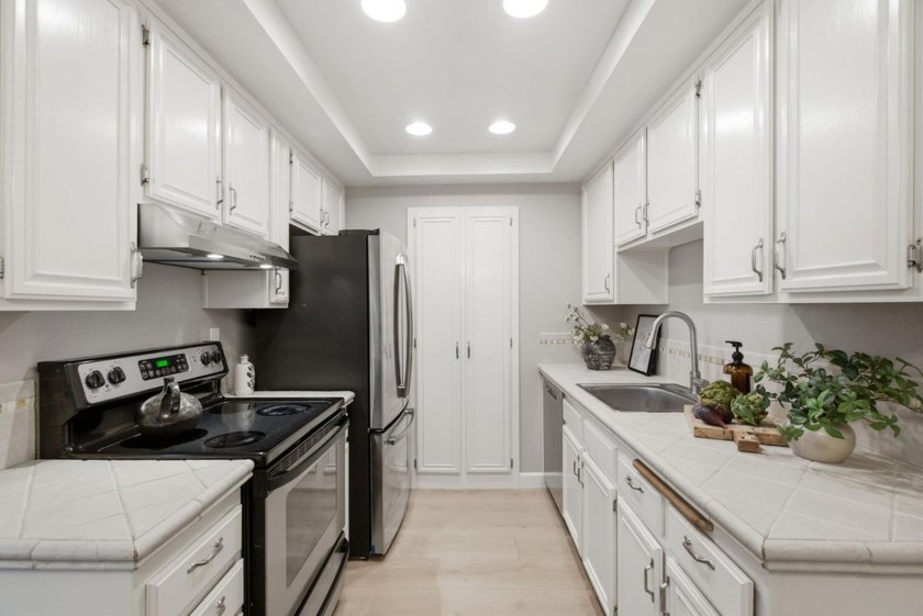A bright top-floor retreat in the heart of Hamilton Place, this - photo 9