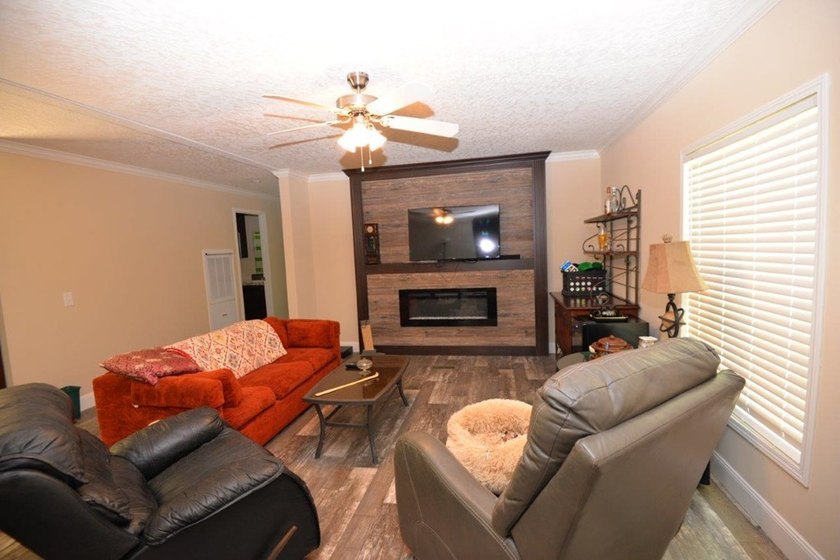 Conveniently located near Lake Sinclair and just minutes from - photo 3