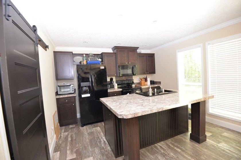 Conveniently located near Lake Sinclair and just minutes from - photo 5
