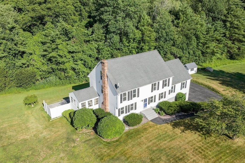 PRIVACY, SPACE &amp; LOCATION! Stunning 4BR Colonial on a private - photo 2