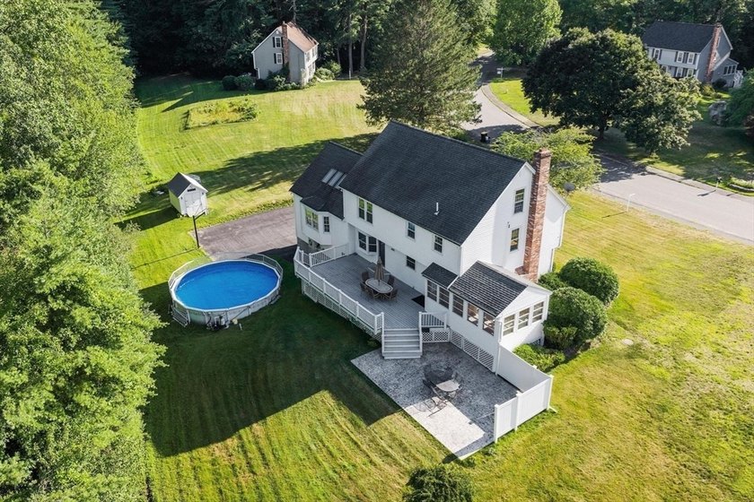 PRIVACY, SPACE &amp; LOCATION! Stunning 4BR Colonial on a private - photo 3