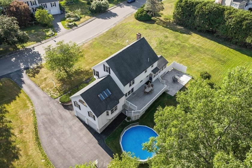 PRIVACY, SPACE &amp; LOCATION! Stunning 4BR Colonial on a private - photo 5