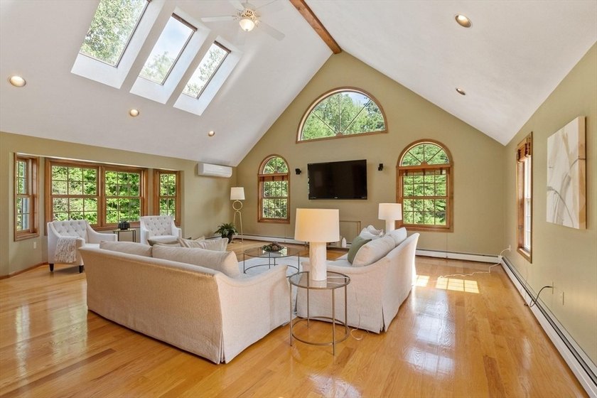 PRIVACY, SPACE &amp; LOCATION! Stunning 4BR Colonial on a private - photo 6