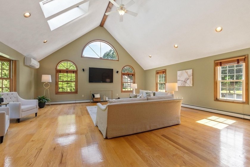 PRIVACY, SPACE &amp; LOCATION! Stunning 4BR Colonial on a private - photo 7