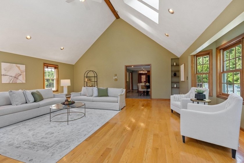 PRIVACY, SPACE &amp; LOCATION! Stunning 4BR Colonial on a private - photo 8