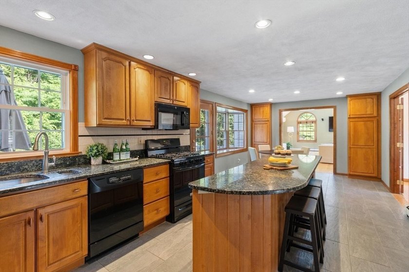 PRIVACY, SPACE &amp; LOCATION! Stunning 4BR Colonial on a private - photo 9