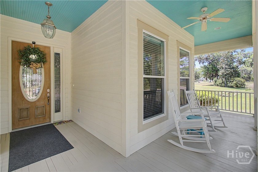 Waterfront Sanctuary with Timeless Character Step into a home - photo 3