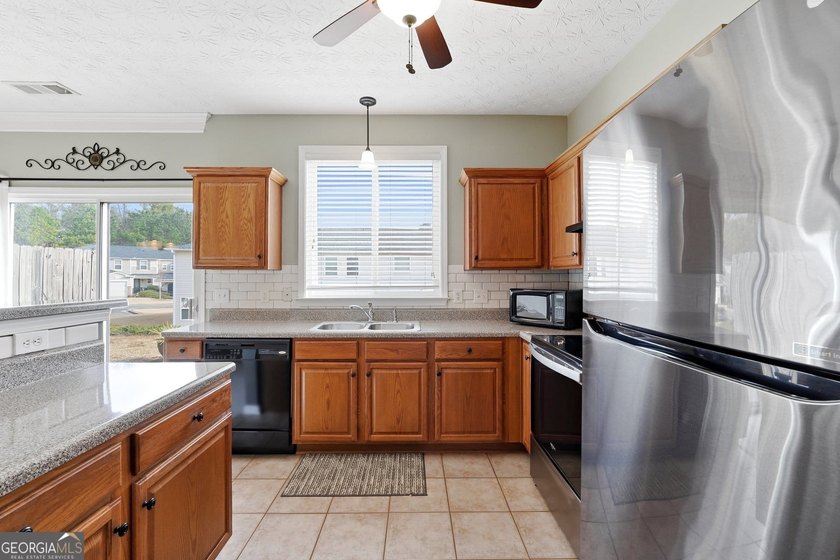 Built in 2005, this 1,551 sq. ft. 2-story townhome features 3 - photo 12
