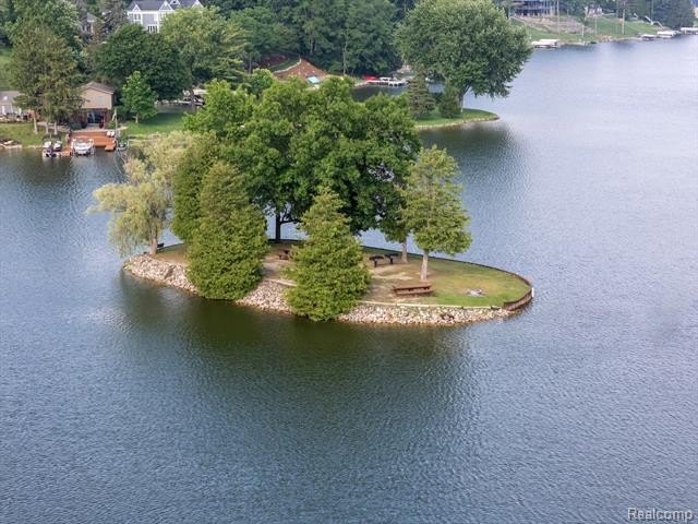 Experience the perfect combination of lake living and practical - photo 46