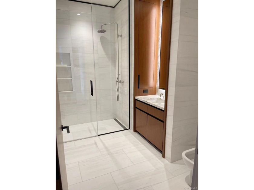 This 1033 Square foot Large 1 Bedroom 1Bath Home with 11-foot - photo 4