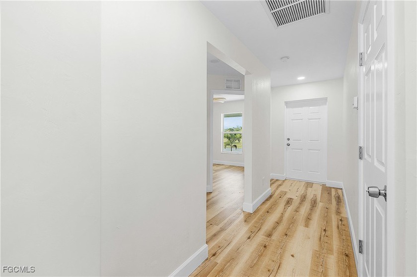 Brand new custom built duplex with 6 bedrooms, 4 bathrooms, 2 - photo 15