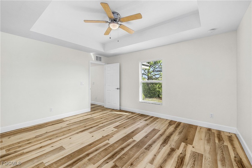 Brand new custom built duplex with 6 bedrooms, 4 bathrooms, 2 - photo 16