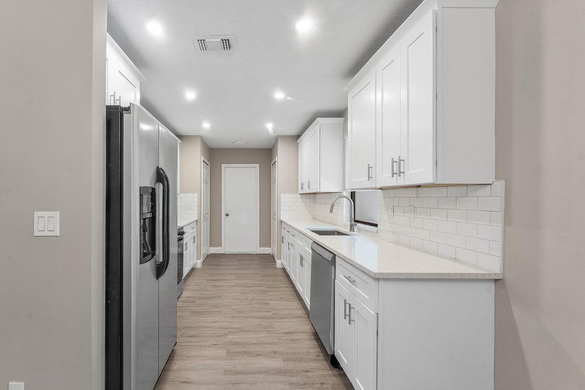 Welcome home to this updated 3-bedroom, 2-bath single-family - photo 6