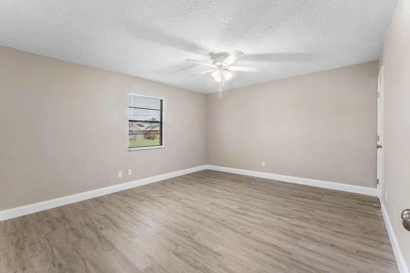 Welcome home to this updated 3-bedroom, 2-bath single-family - photo 8