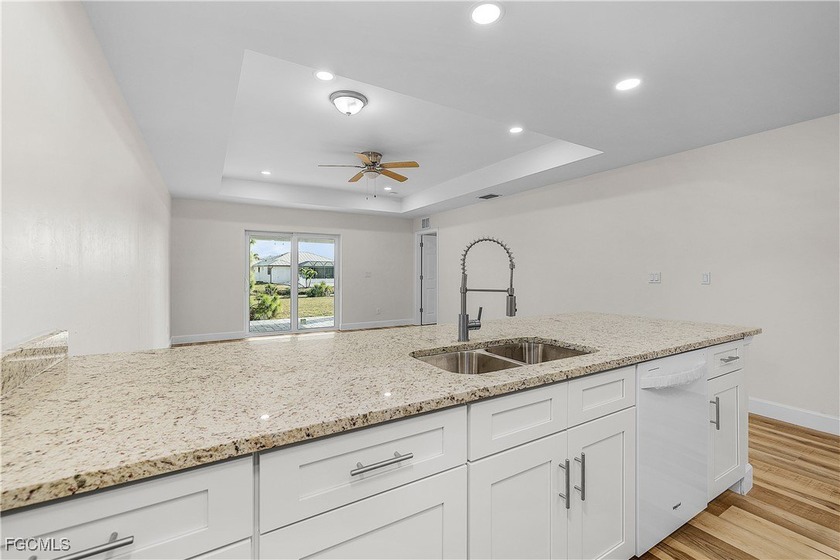 Brand new custom built duplex with 6 bedrooms, 4 bathrooms, 2 - photo 19