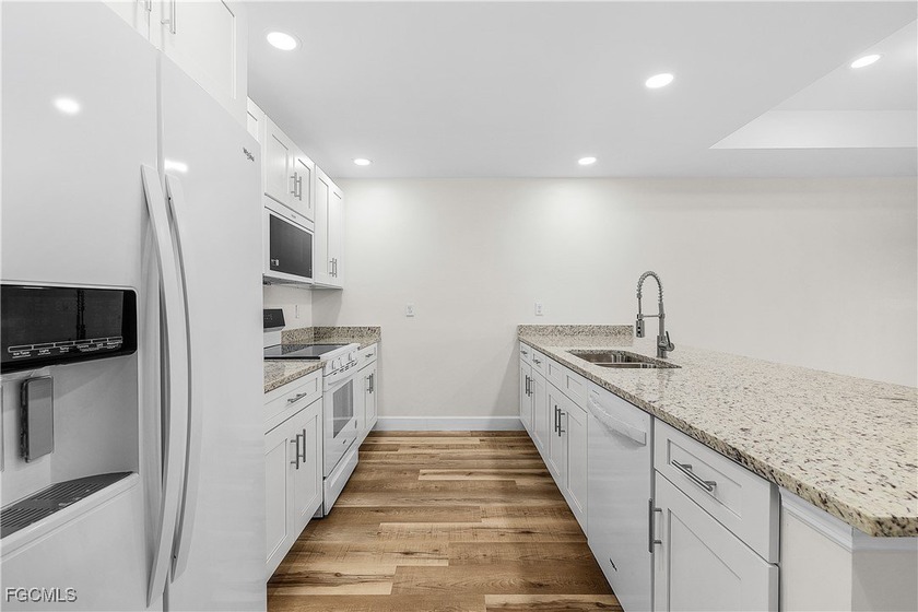 Brand new custom built duplex with 6 bedrooms, 4 bathrooms, 2 - photo 20