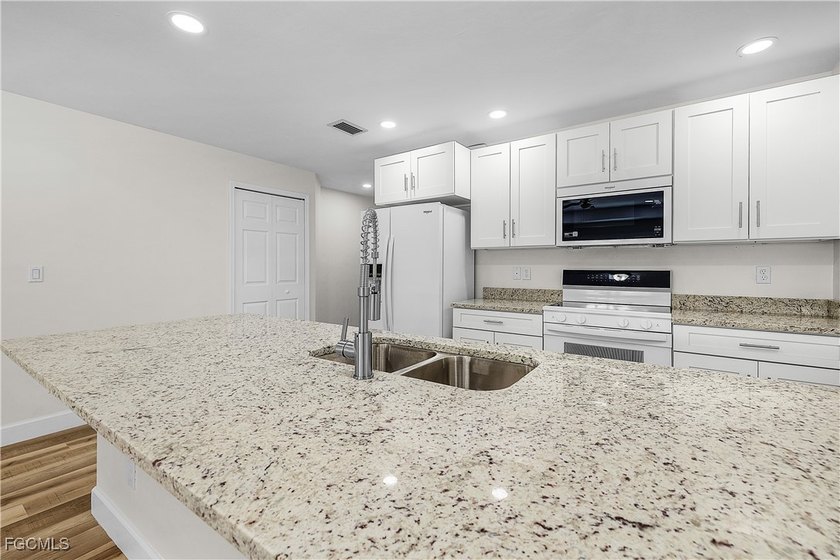 Brand new custom built duplex with 6 bedrooms, 4 bathrooms, 2 - photo 21