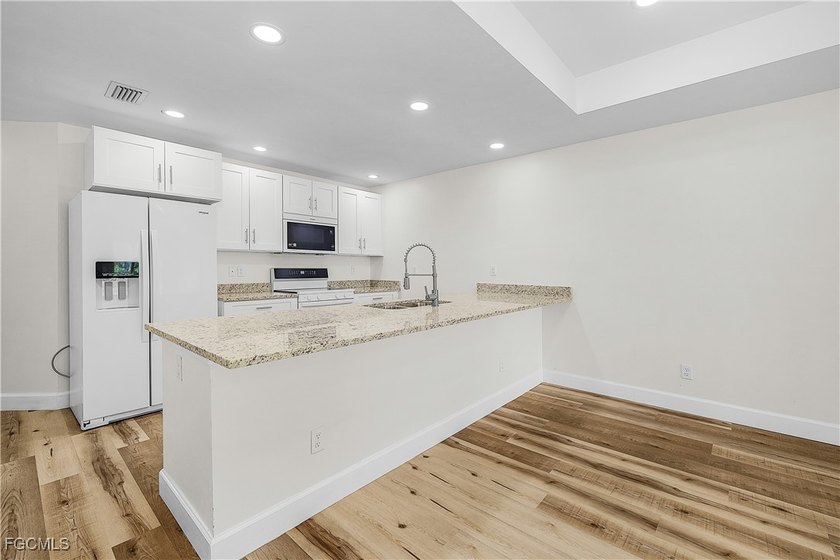 Brand new custom built duplex with 6 bedrooms, 4 bathrooms, 2 - photo 22