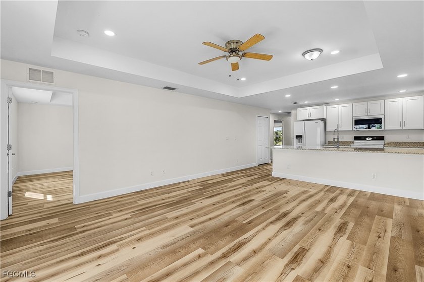 Brand new custom built duplex with 6 bedrooms, 4 bathrooms, 2 - photo 23
